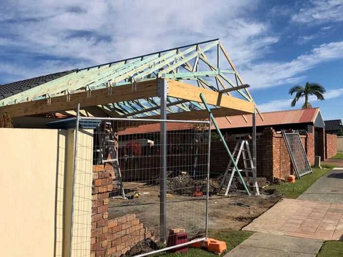 Carport extension beams up - Gold Coast, Coastal Modern Builders